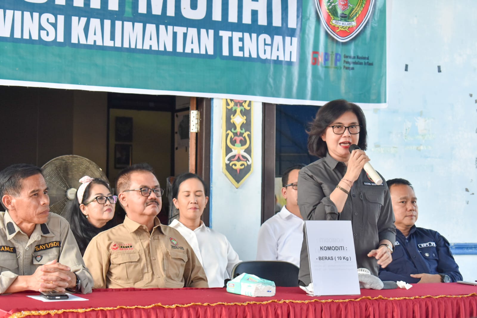 Kadis P3APPKB Linae Victoria Aden Dampingi Plh. Asisten Pemkesra Herson B. Aden Salurkan 10 Ton atau 1000 Paket Berisikan 10 kg Beras