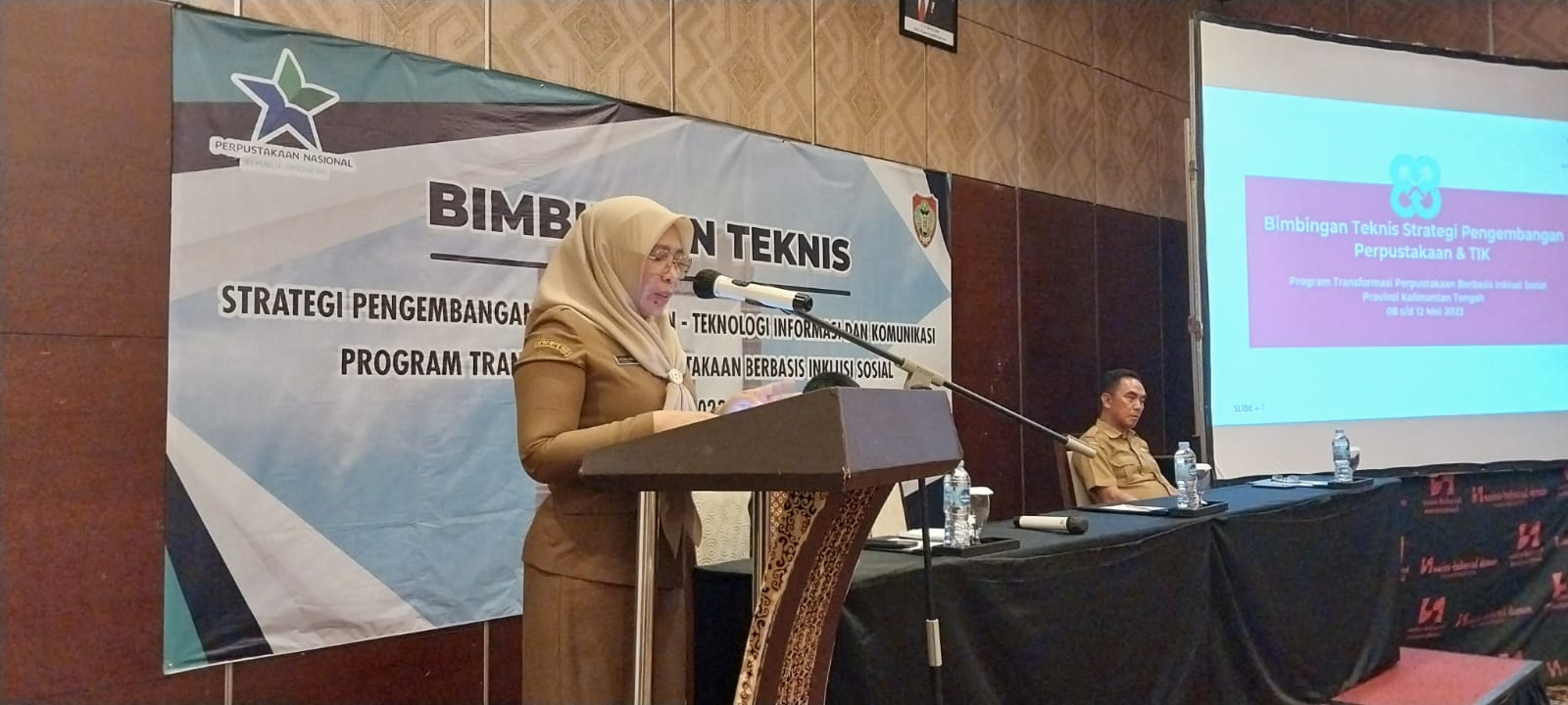Kepala Dispursip Prov. Kalteng Buka Bimtek Strategi Pengembangan Perpustakaan - Teknologi Informasi dan Komunikasi
