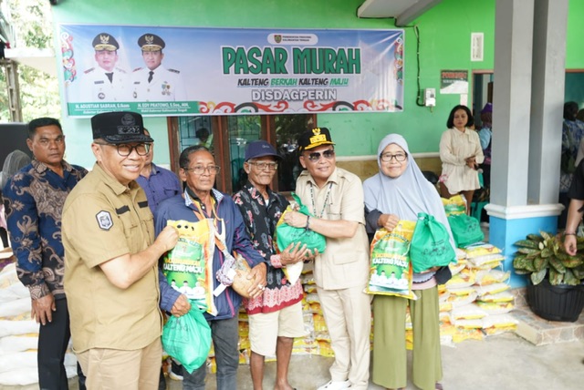 Gubernur Kalteng Agustiar Sabran Mendengarkan Langsung Aspirasi dan Keluhan Masyarakat Desa Riam Durian