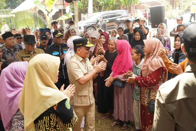 Gubernur Kalteng Agustiar Sabran Mendengarkan Langsung Aspirasi dan Keluhan Masyarakat Desa Riam Durian
