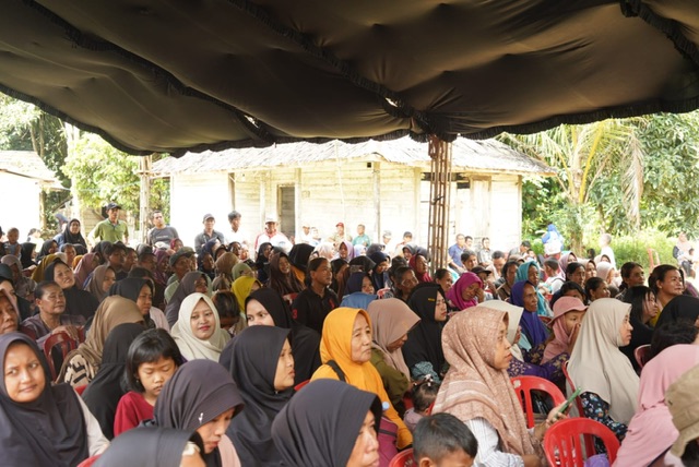 Gubernur Kalteng Agustiar Sabran Mendengarkan Langsung Aspirasi dan Keluhan Masyarakat Desa Riam Durian