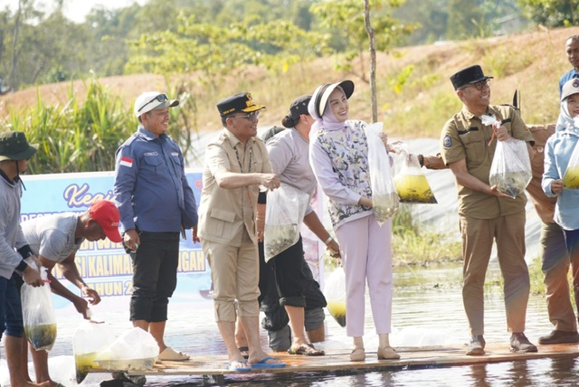 Gubernur Kalteng Agustiar Sabran Lakukan Peninjauan Langsung Kegiatan Restocking Benih Ikan