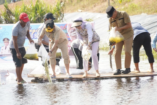 Gubernur Kalteng Agustiar Sabran Lakukan Peninjauan Langsung Kegiatan Restocking Benih Ikan