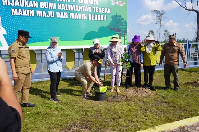 Gubernur Kalteng Agustiar Sabran Laksanakan Kegiatan Penanaman Pohon