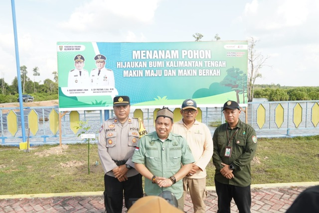 Gubernur Kalteng Agustiar Sabran Laksanakan Kegiatan Penanaman Pohon