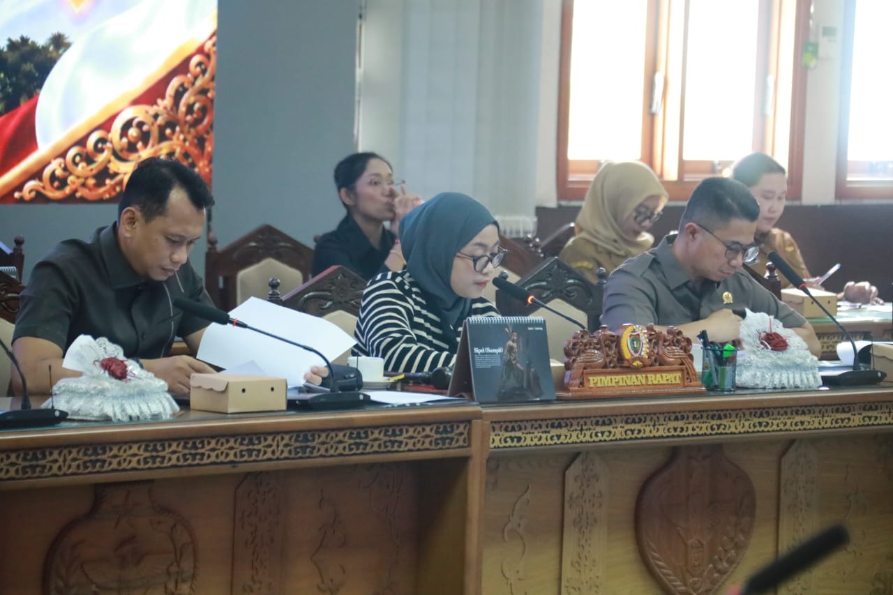 Asisten Administrasi Umum Setda Kalteng Sunarti Ikuti Rapat Banmus DPRD Bahas Agenda Masa Persidangan III