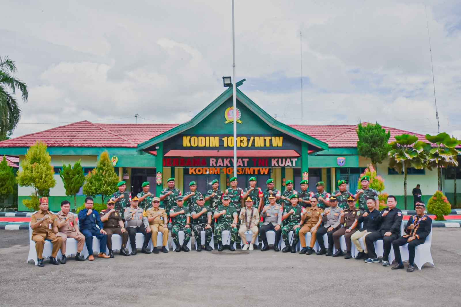 Gubernur Kalteng Agustiar Sabran Dampingi Pangdam XII/Tanjungpura Mayjen TNI Jamallulael Dalam Kunker ke Kabupaten Barito Utara