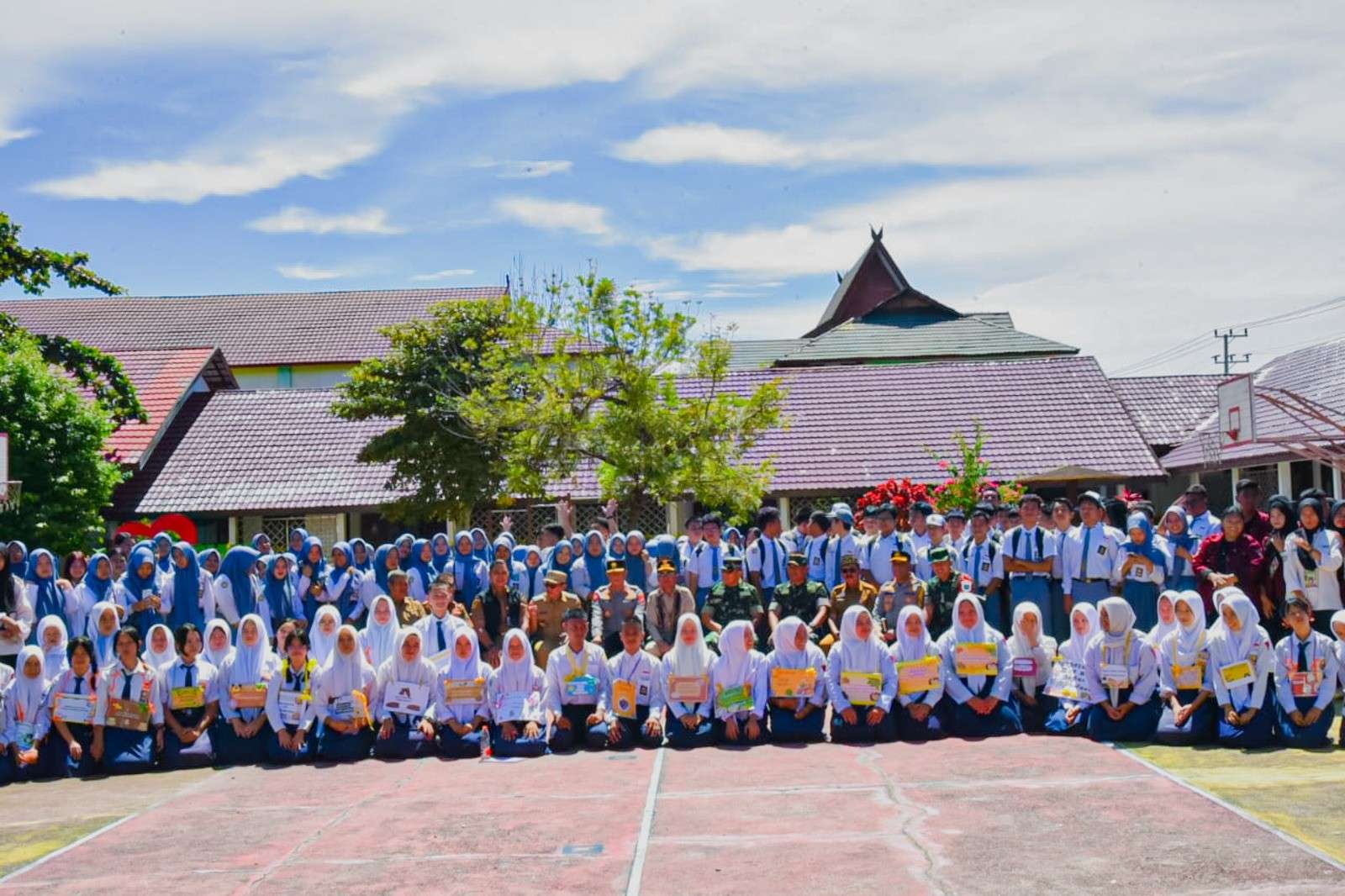 Gubernur Kalteng Agustiar Sabran Sampaikan Motivasi Kepada Seluruh Siswa Baru Untuk Menjaga Semangat Belajar dan Membangun Karakter