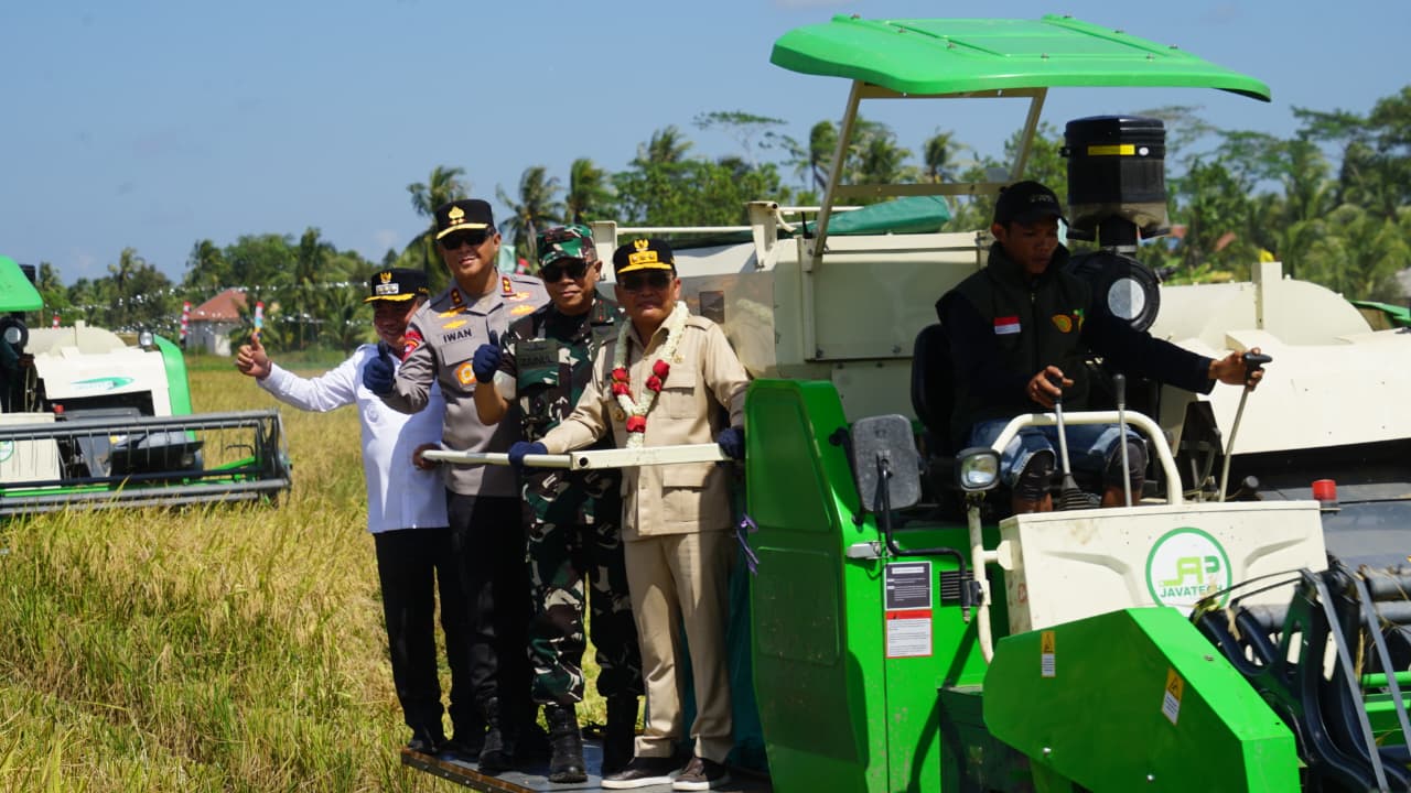 Gubernur Kalteng Didampingi Pangdam XXII/Tambun Bungai, Agustiar Sabran Resmikan Waterfront City Kapuas