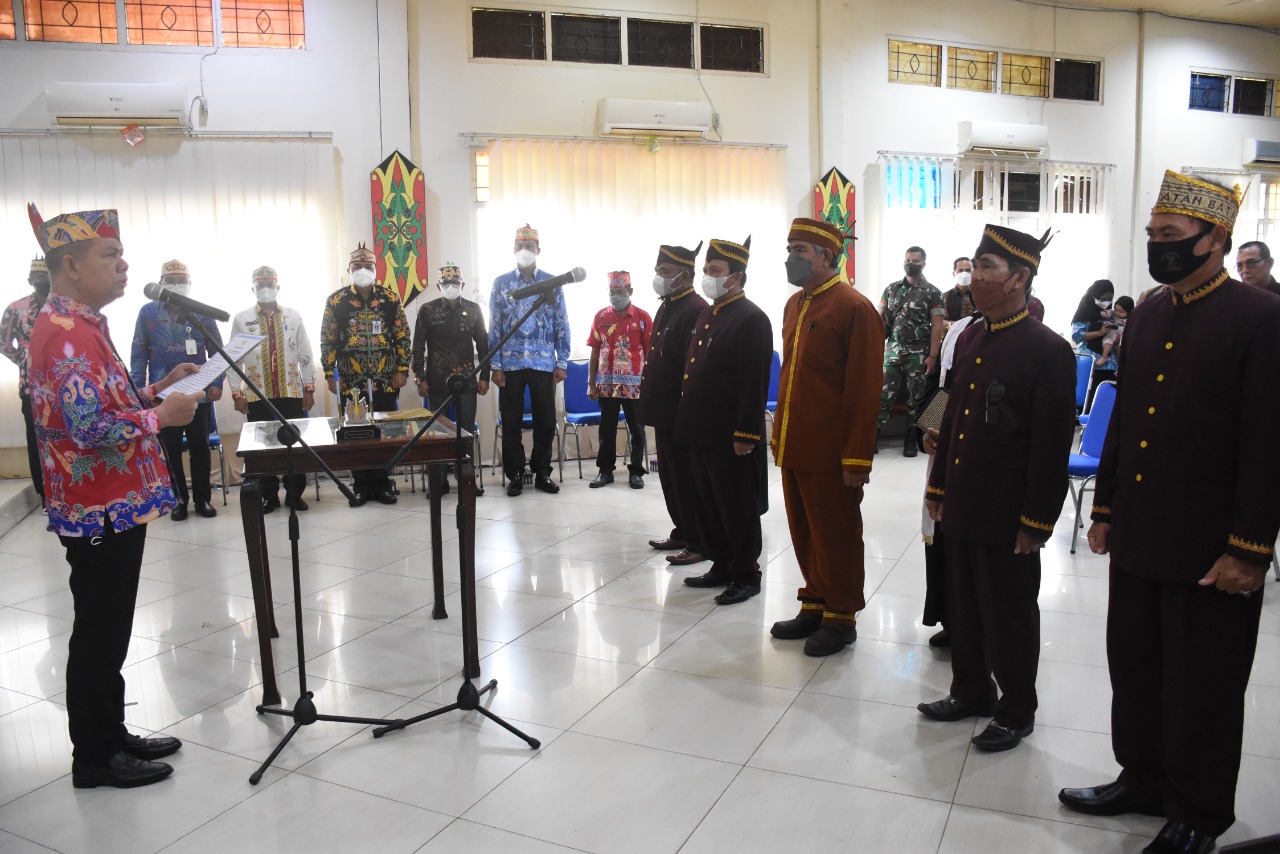 Bupati Kapuas Lantik Dan Kukuhkan Lima Damang Kepala Adat