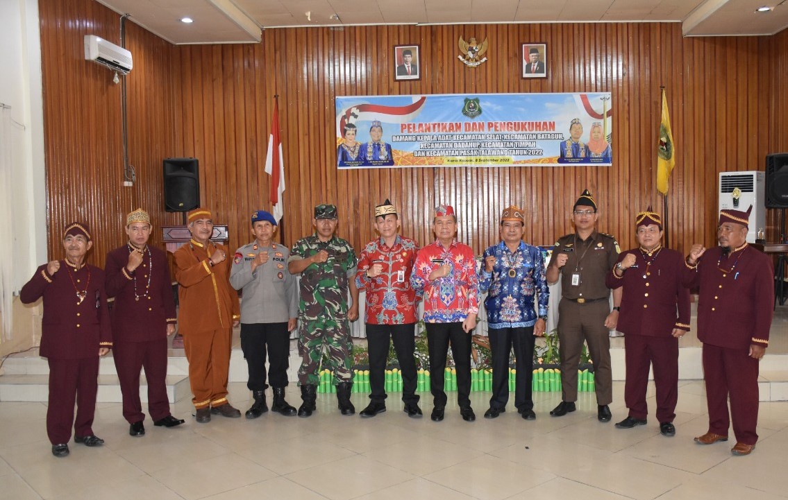 Bupati Kapuas Lantik Dan Kukuhkan Lima Damang Kepala Adat
