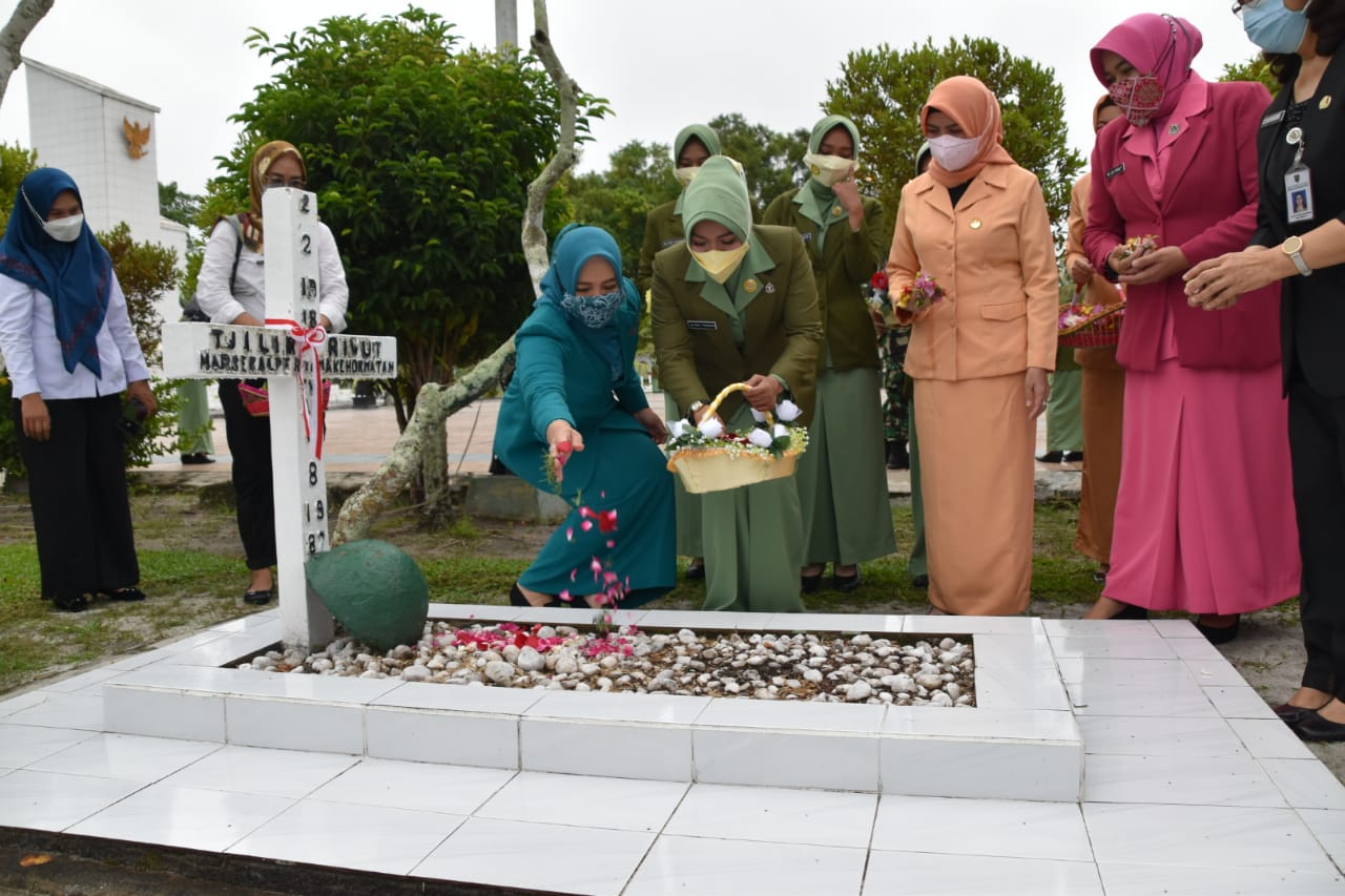 Peringatan Hari Ibu ke-93 TP-PKK Prov Kalteng Ziarah ke Taman Makam Pahlawan 