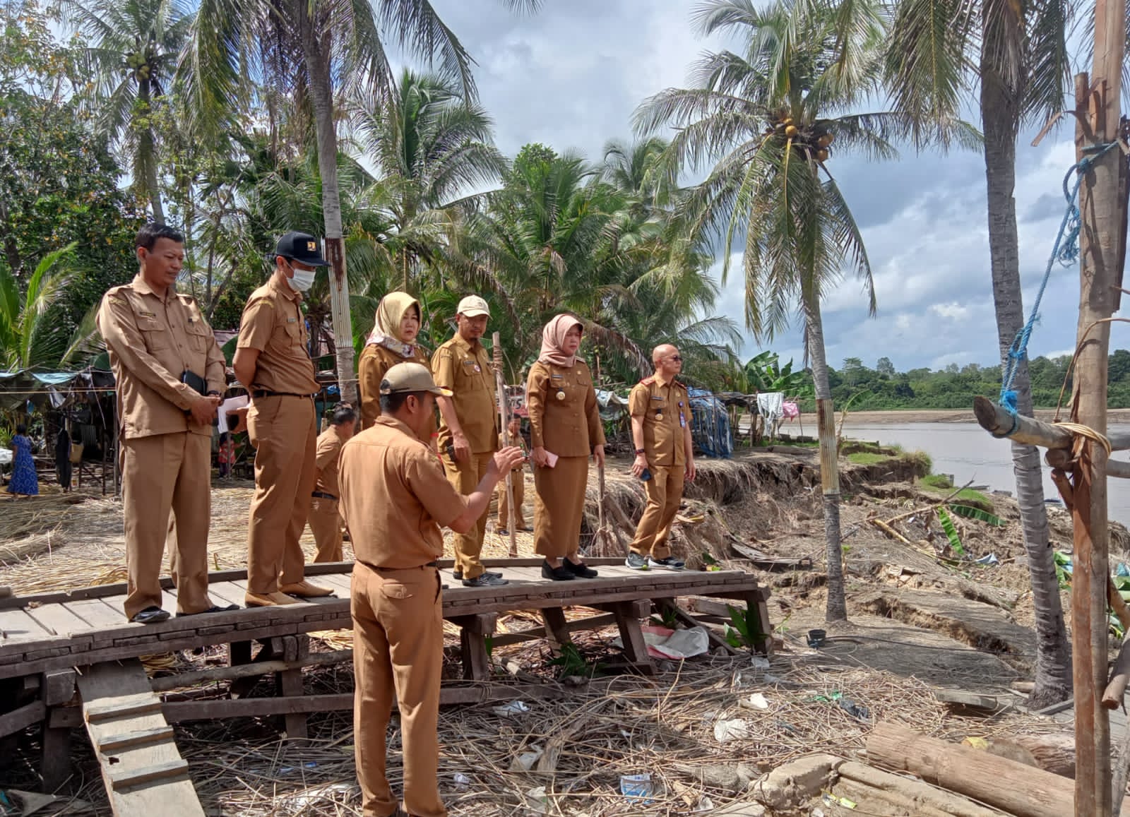 Pemkab Barsel lakukan sejumlah langkah atasi abrasi di Desa Baru dan Muara Talang