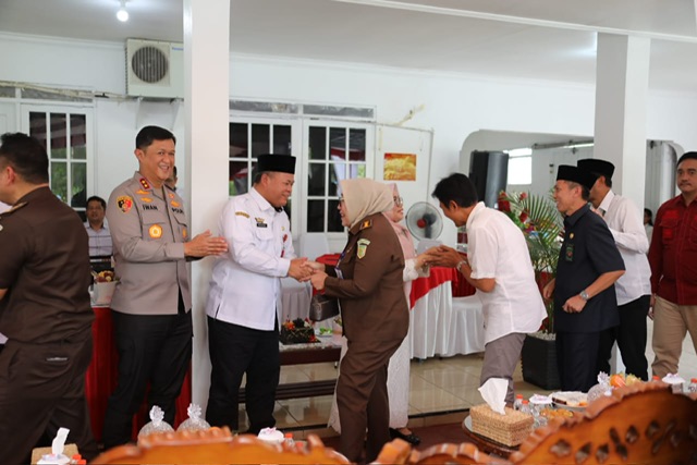 Plh. Asisten Pemkesra Maskur Hadiri Halalbihalal dan Silaturahmi Bersama Keluarga Besar Pengadilan Tinggi
