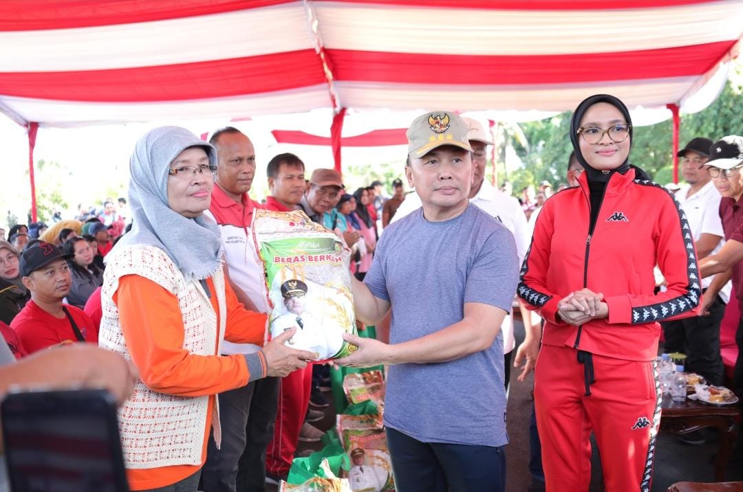 Gubernur Sugianto Sabran Jalan Sehat Serta Buka Pasar Murah bagi ASN Golongan I, Golongan II, P3K dan Tenaga Kontrak