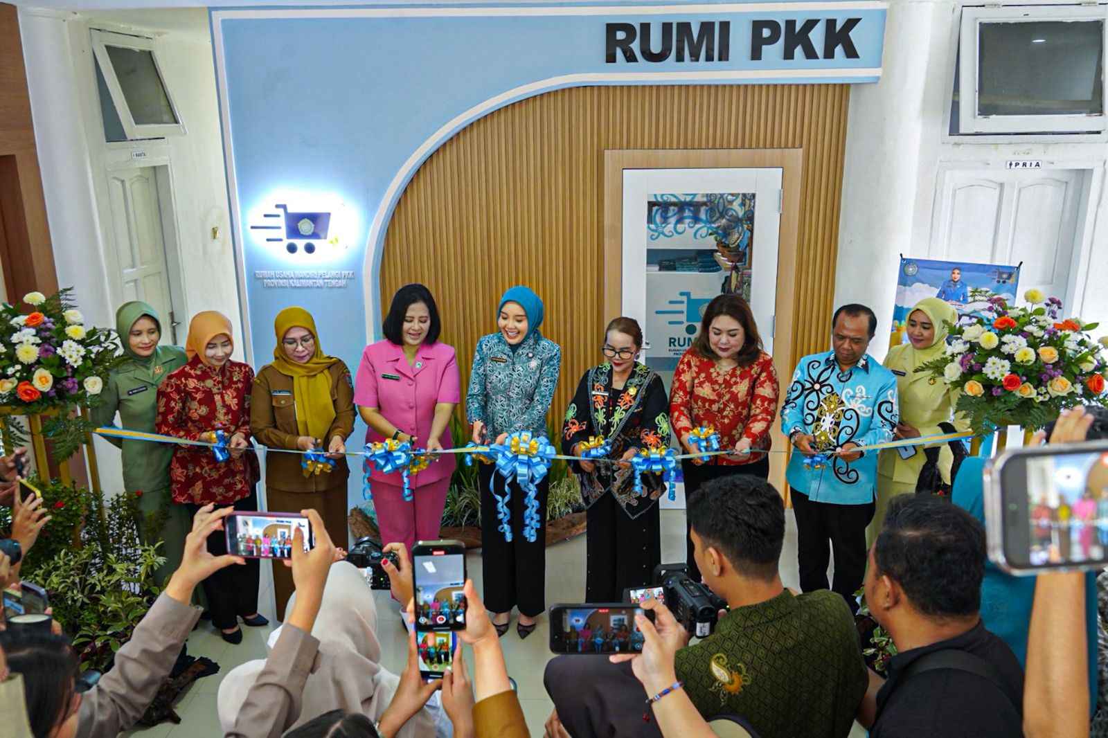 Ketua TP-PKK Prov. Kalteng Aisyah Thisia Agustiar Sabran Hadiri Peresmian dan Peluncuran Toko RUMI PKK
