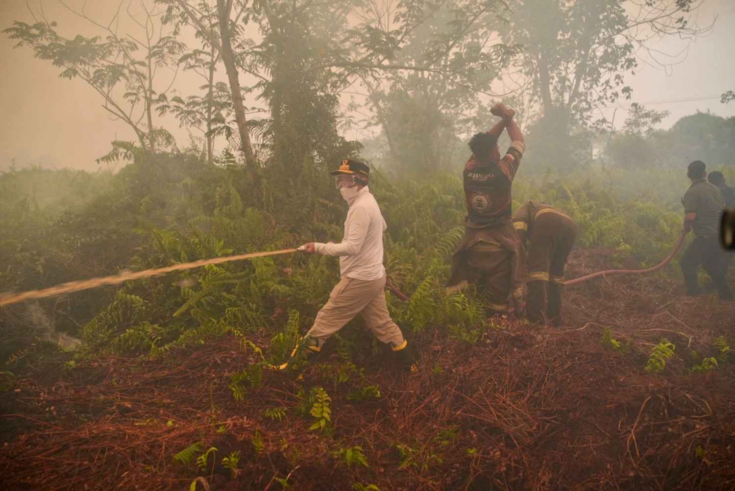 Gubernur Kalteng Agustiar Sabran Turun Langsung Padamkan Karhutla di Ruas Jalan Pangkalan Bun–Kotawaringin Lama