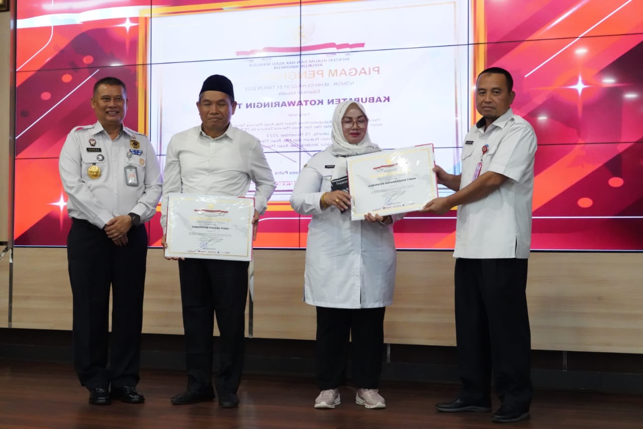 Asisten Adum Hadiri Penyerahan Piagam Penghargaan Kabupaten/Kota Peduli HAM