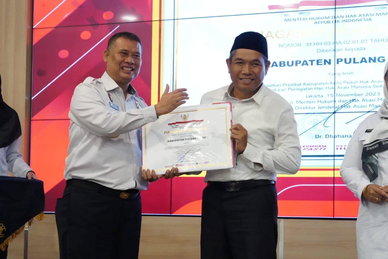 Asisten Adum Hadiri Penyerahan Piagam Penghargaan Kabupaten/Kota Peduli HAM