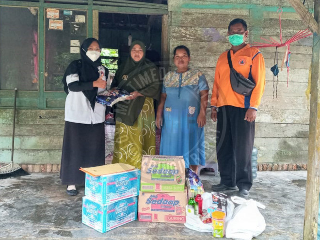 BPBD Kobar Serahkan Bantuan Kepada Warga Yang Terdampak Bencana Pohon Tumbang
