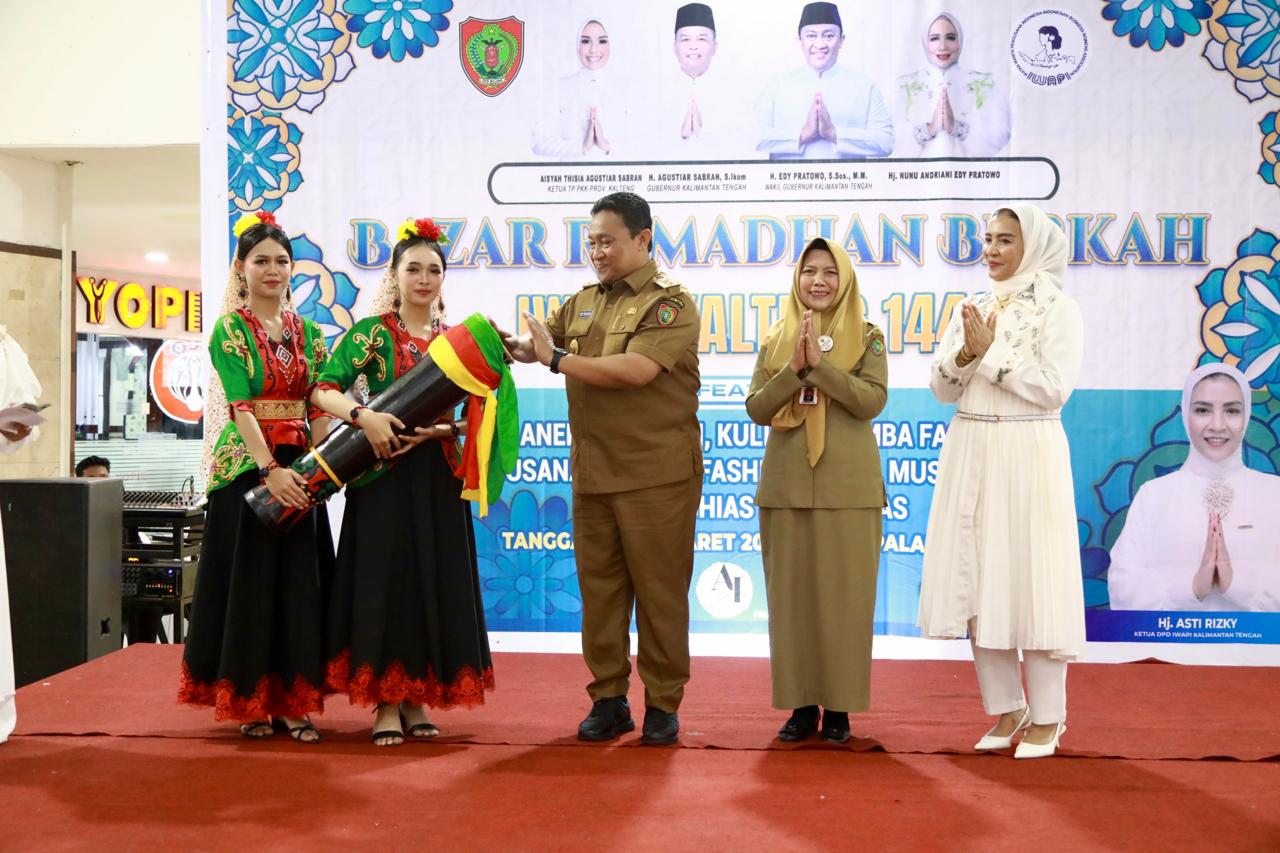 Wagub Kalteng Edy Pratowo Buka Bazzar Ramadan 1446 H DPD IWAPI Kalteng
