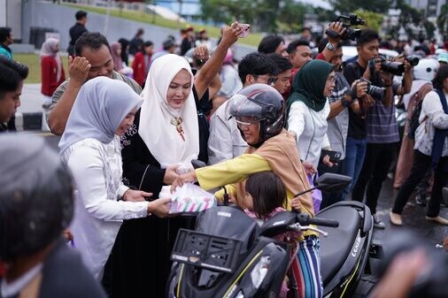 Kadisbudpar Prov. Kalteng dampingi Ketua TP-PKK Berbagi Takjil Kepada Masyarakat