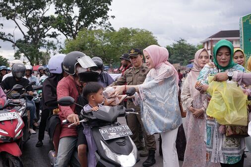 Kadisbudpar Prov. Kalteng dampingi Ketua TP-PKK Berbagi Takjil Kepada Masyarakat