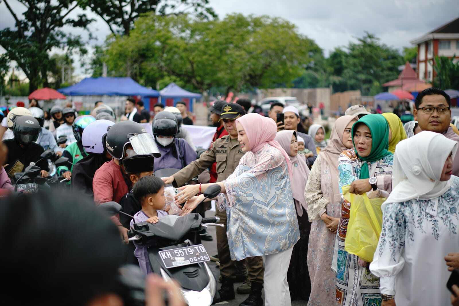 HIMA Turut Bantu Ketua TP-PKK Kalteng Dalam Aksi Sosial Pembagian 1.000 Takjil