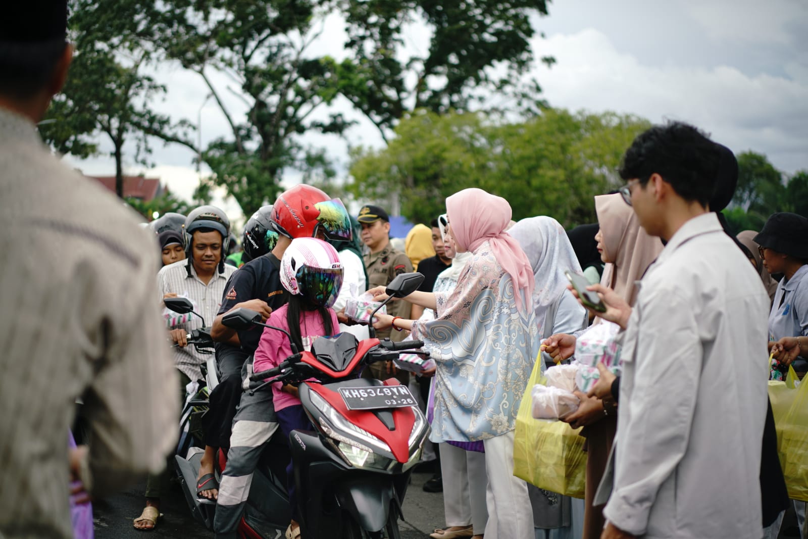 HIMA Turut Bantu Ketua TP-PKK Kalteng Dalam Aksi Sosial Pembagian 1.000 Takjil