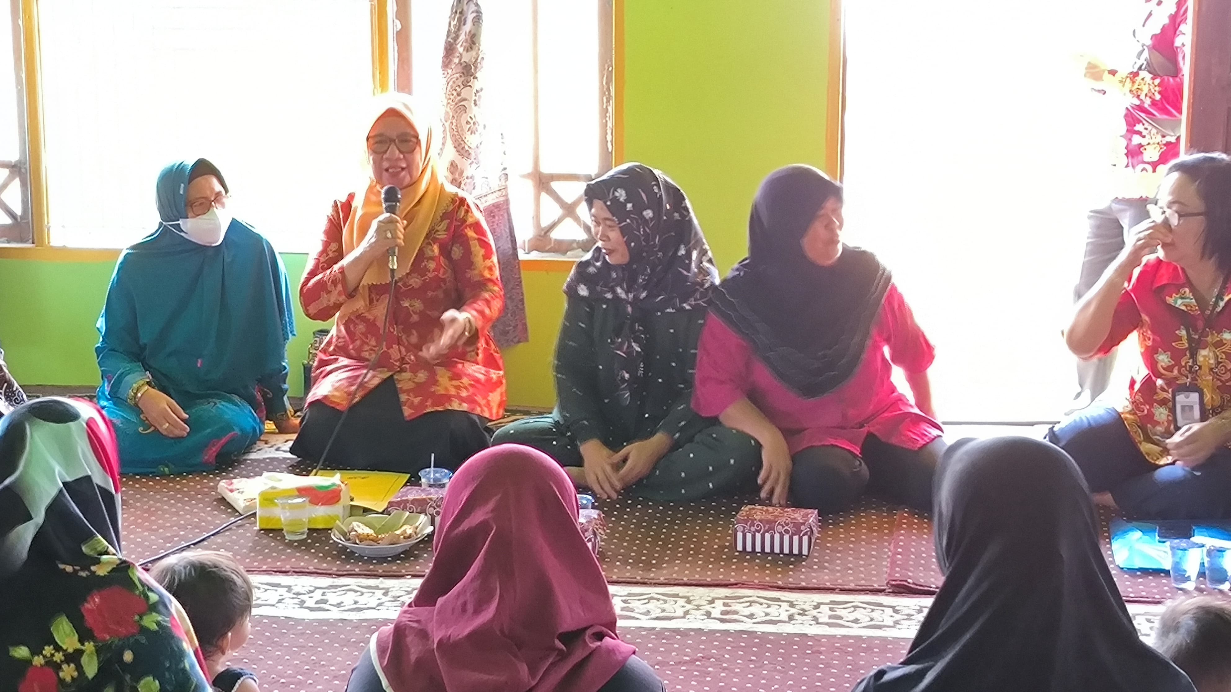Dharma Wanita Persatuan Badan Kesbangpol Prov. Kalteng Lakukan Kunjungan Orang Tua Asuh ke Posyandu Terusan Limau