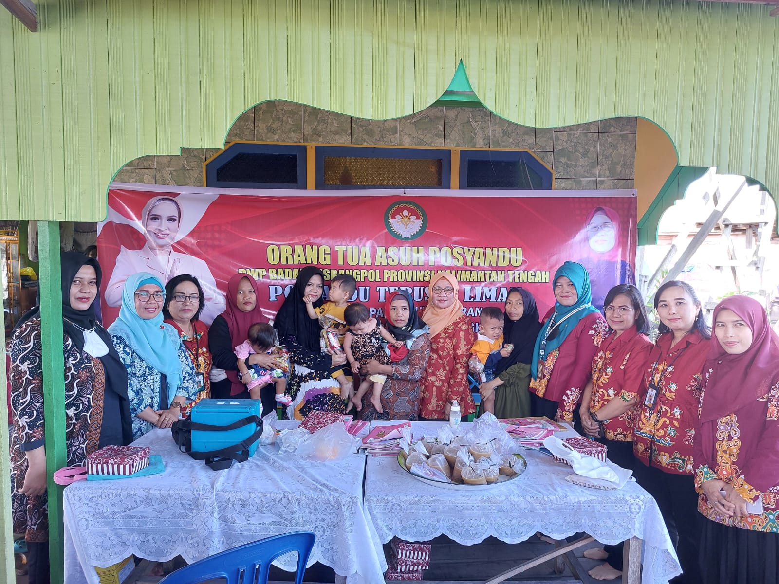 Dharma Wanita Persatuan Badan Kesbangpol Prov. Kalteng Lakukan Kunjungan Orang Tua Asuh ke Posyandu Terusan Limau