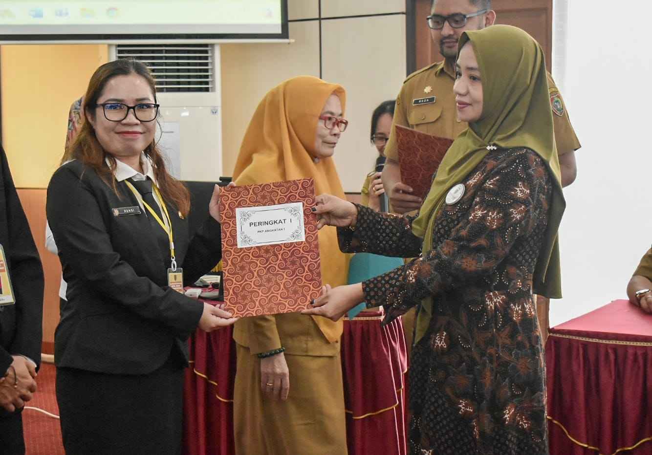 Kepala DP3APPKB Prov. Kalteng Linae Victoria Aden Hadiri Penutupan PKP Gelombang I Angkatan I, II dan III