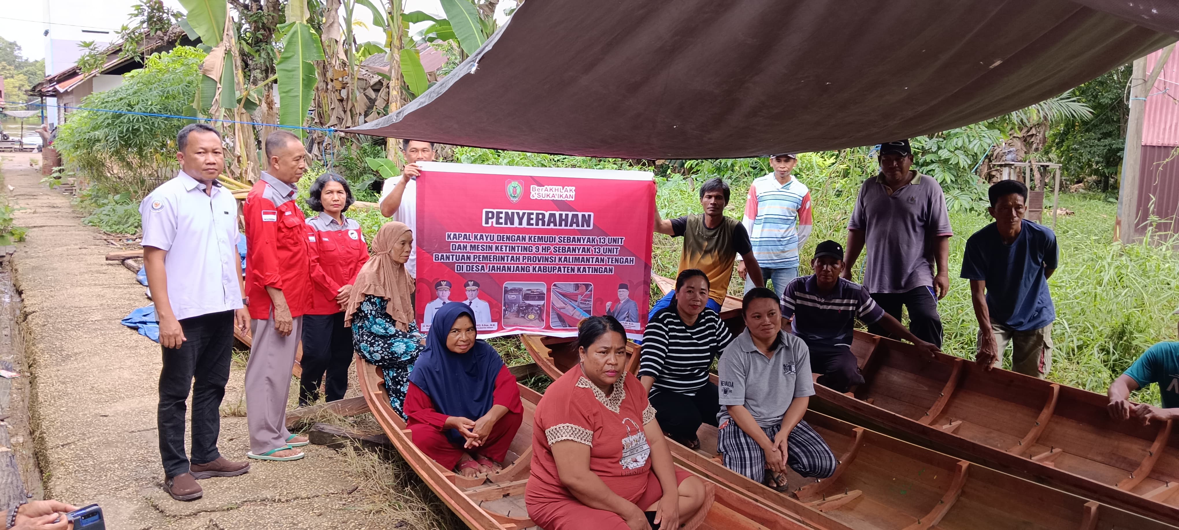 Dislutkan Berikan Bantuan Perahu Bermesin Kepada Nelayan Kabupaten Katingan