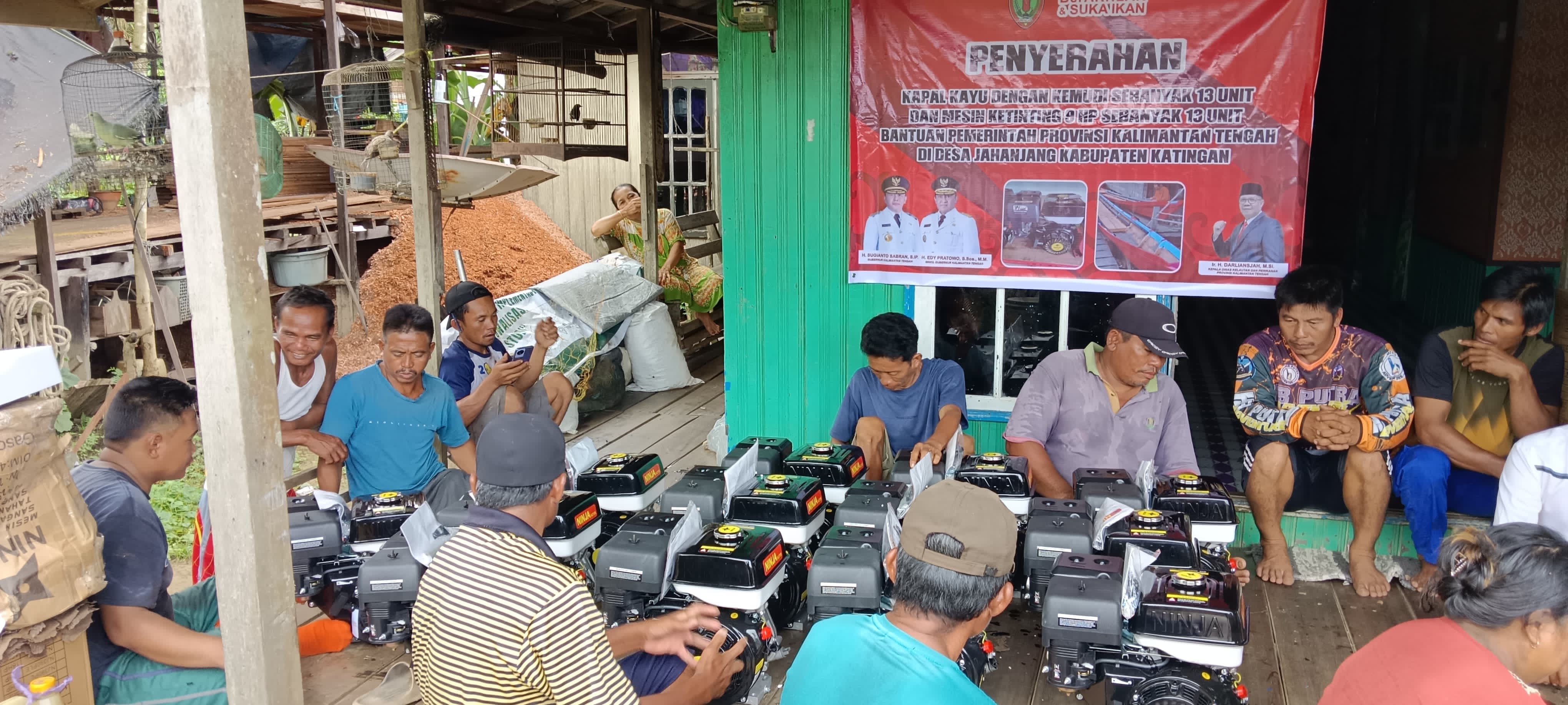 Dislutkan Berikan Bantuan Perahu Bermesin Kepada Nelayan Kabupaten Katingan