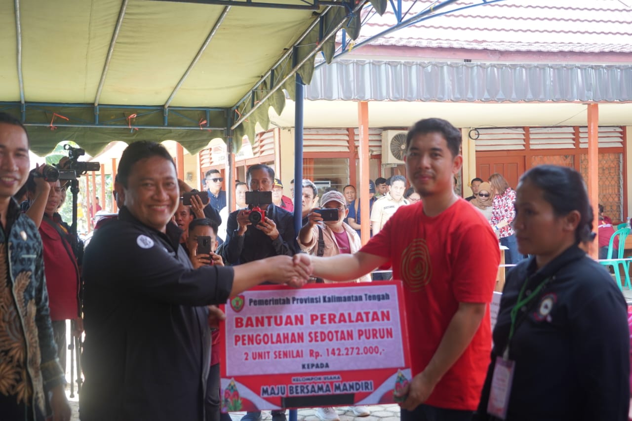 Wagub Edy Pratowo Buka Pasar Murah dan Pasar Penyeimbang yang Diadakan di Depan Kantor Camat Pematang Karau