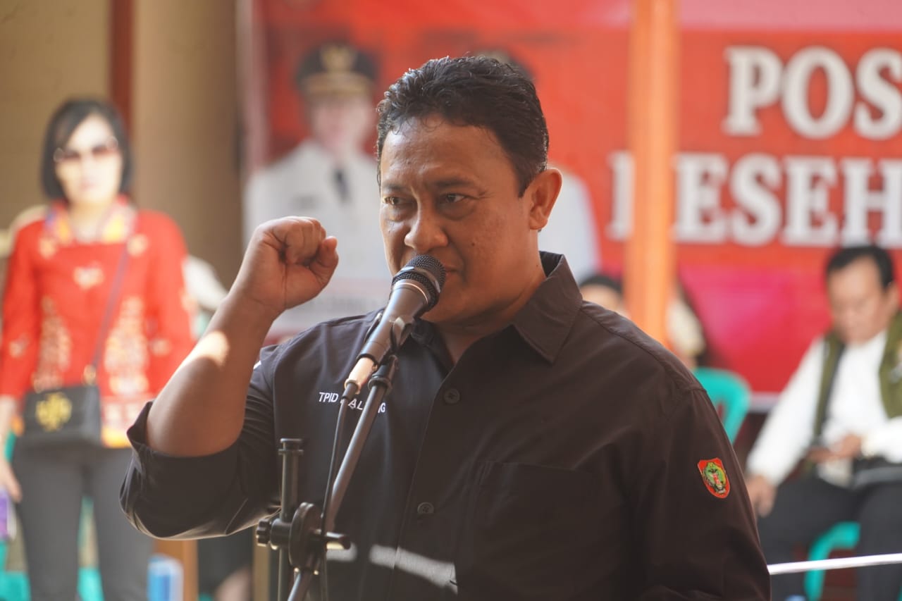 Wagub Edy Pratowo Buka Pasar Murah dan Pasar Penyeimbang yang Diadakan di Depan Kantor Camat Pematang Karau