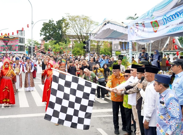 Pawai Tarhib Menyambut Ramadan 1447 H Resmi Dibuka oleh Gubernur Kalteng Agustiar Sabran