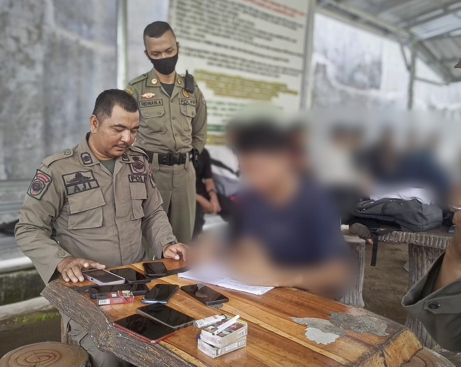 Satpol PP Prov. Kalteng Lakukan Operasi Penertiban Pelajar yang Membolos di Luar Sekolah Pada Jam Pelajaran