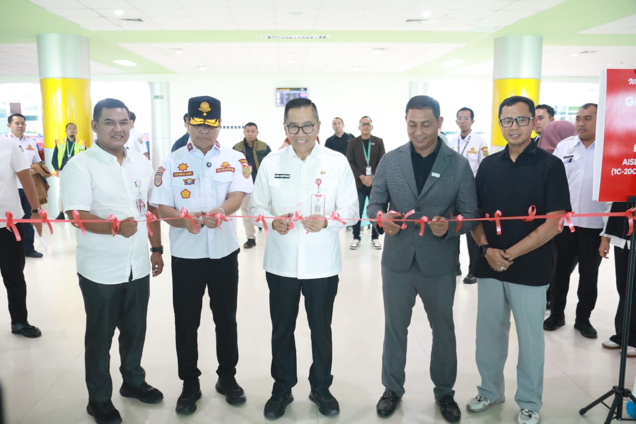 Plt. Sekda Leonard S. Ampung Buka Penerbangan Perdana Wings Air PKY–PKN