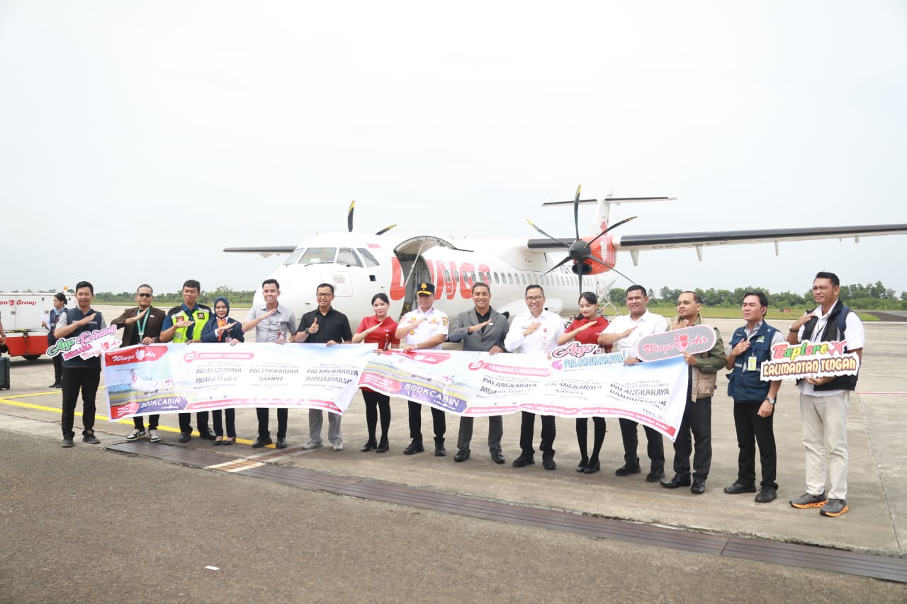 Plt. Sekda Leonard S. Ampung Buka Penerbangan Perdana Wings Air PKY–PKN