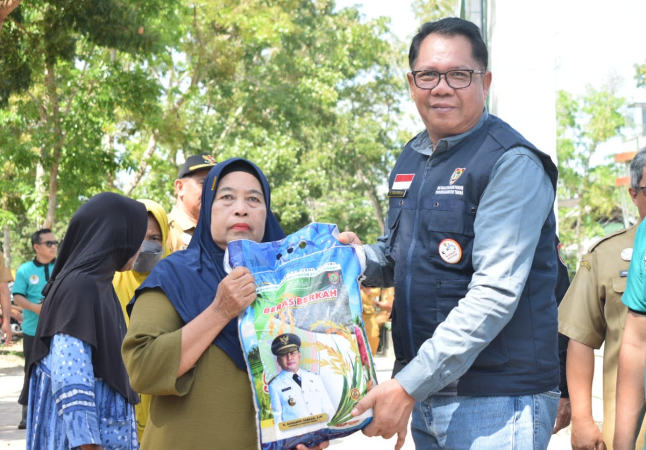 Kepala Dislutkan Darliansjah Salurkan 30 Ton Beras Murah di Dua Titik Lokasi di Kabupaten Sukamara