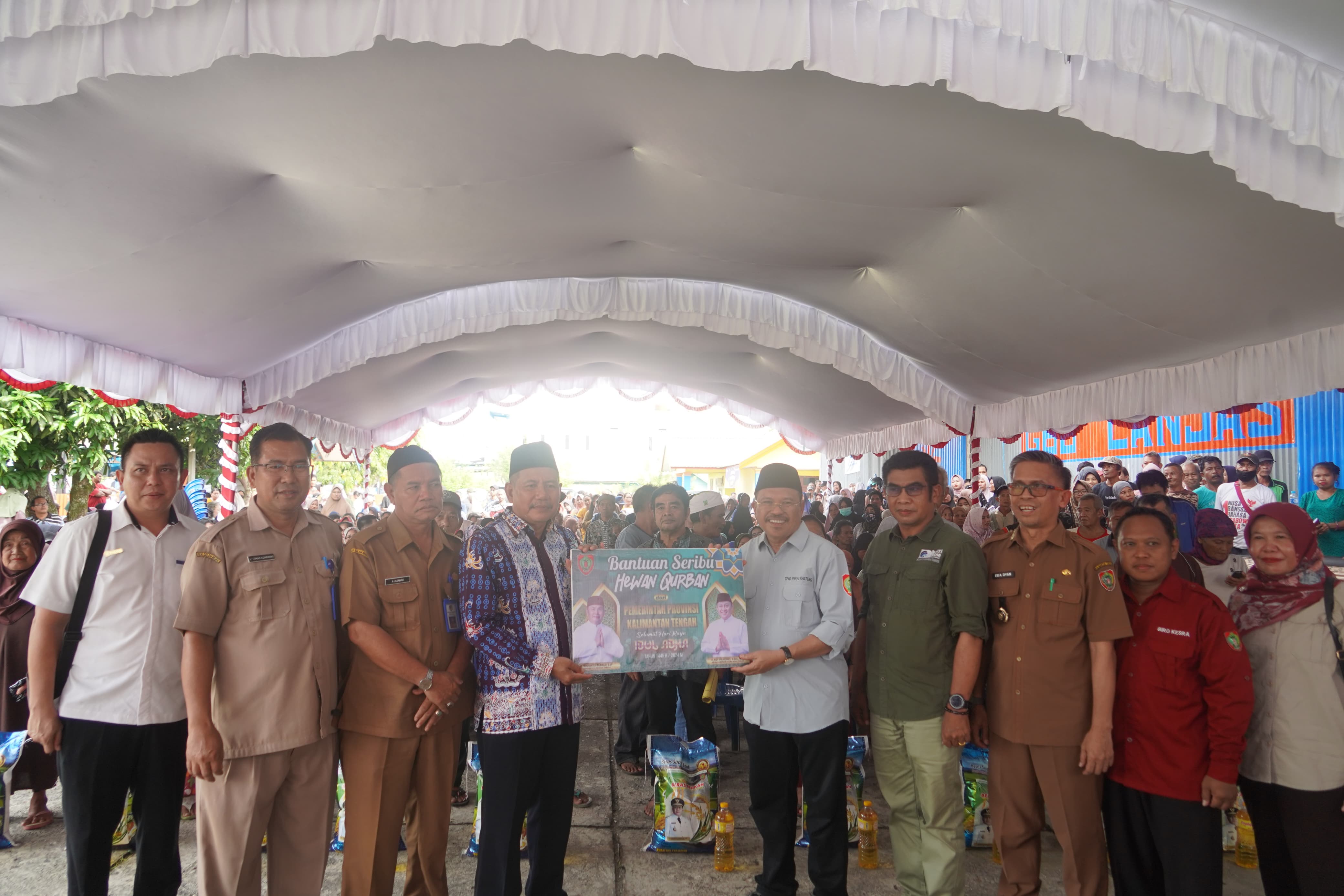 Sekda Nuryakin Buka Pelaksanaan Pasar Murah Kalteng Berbagi Berkah Sekaligus Secara Simbolis Serahan Hewan Kurban Kepada Pemkab Barito Utara