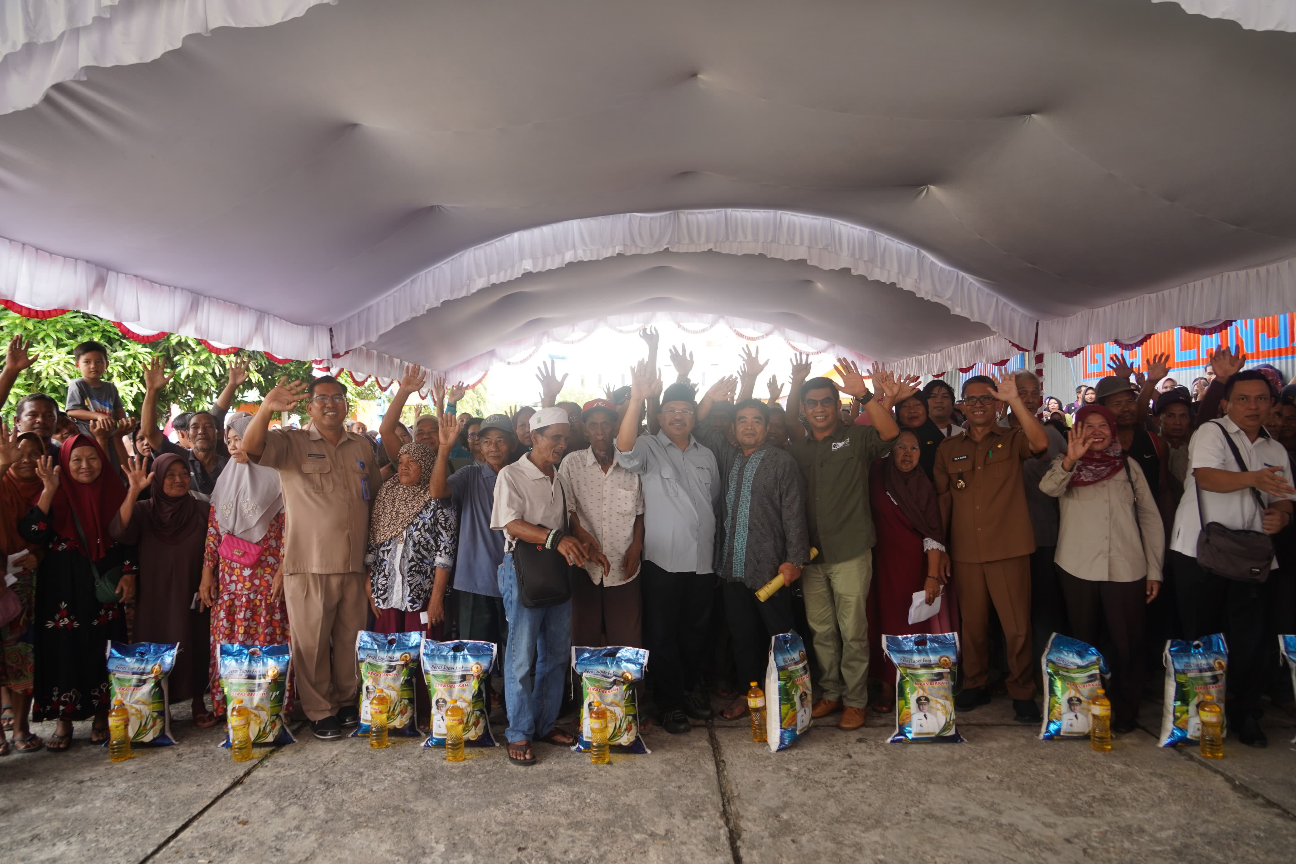 Sekda Nuryakin Buka Pelaksanaan Pasar Murah Kalteng Berbagi Berkah Sekaligus Secara Simbolis Serahan Hewan Kurban Kepada Pemkab Barito Utara