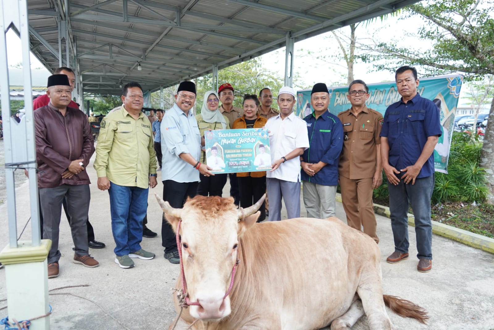 Sekda Nuryakin Buka Pasar Murah Sekaligus Menyerahkan Hewan Kurban Kepada Pemkab Murung Raya