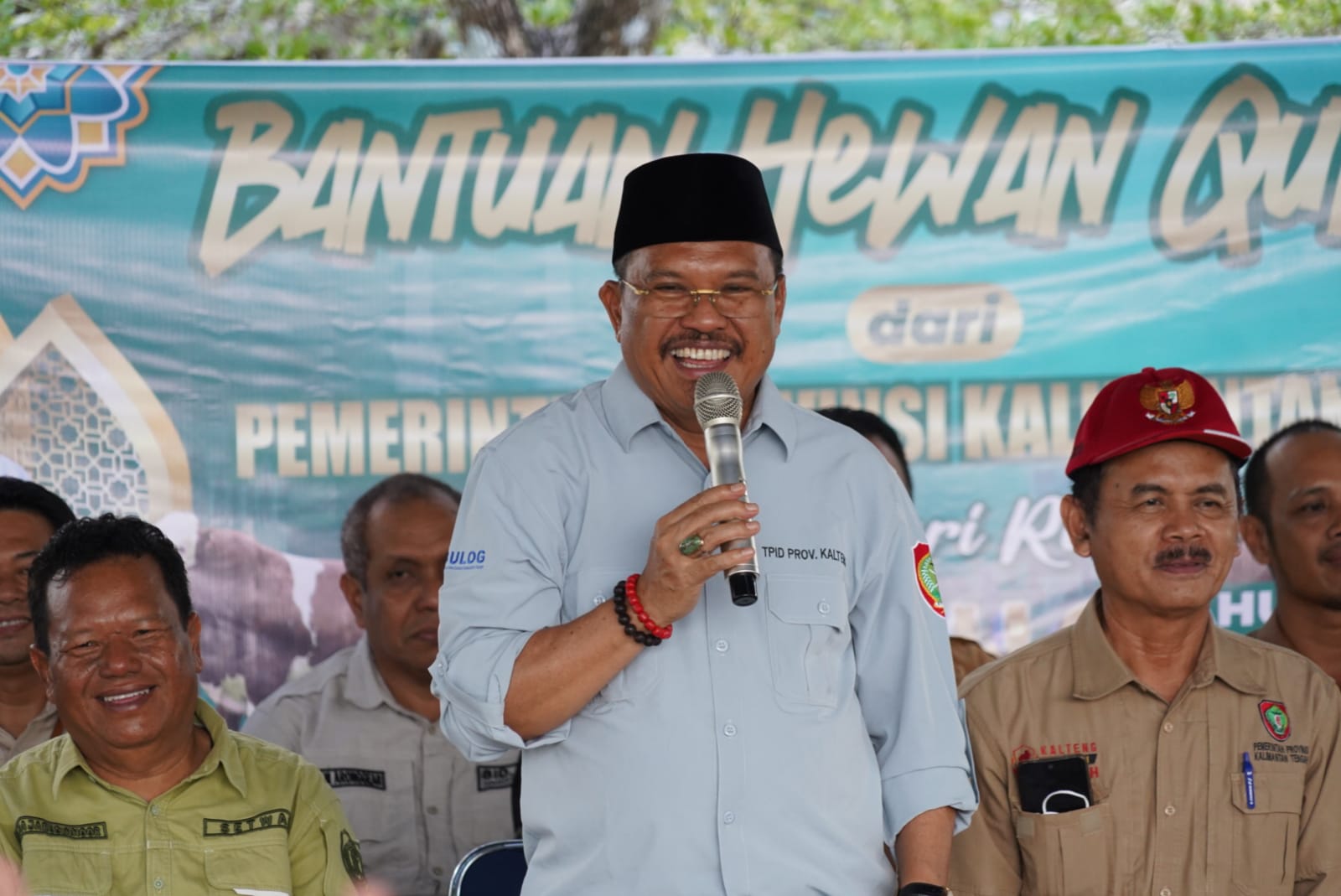 Sekda Nuryakin Buka Pasar Murah Sekaligus Menyerahkan Hewan Kurban Kepada Pemkab Murung Raya