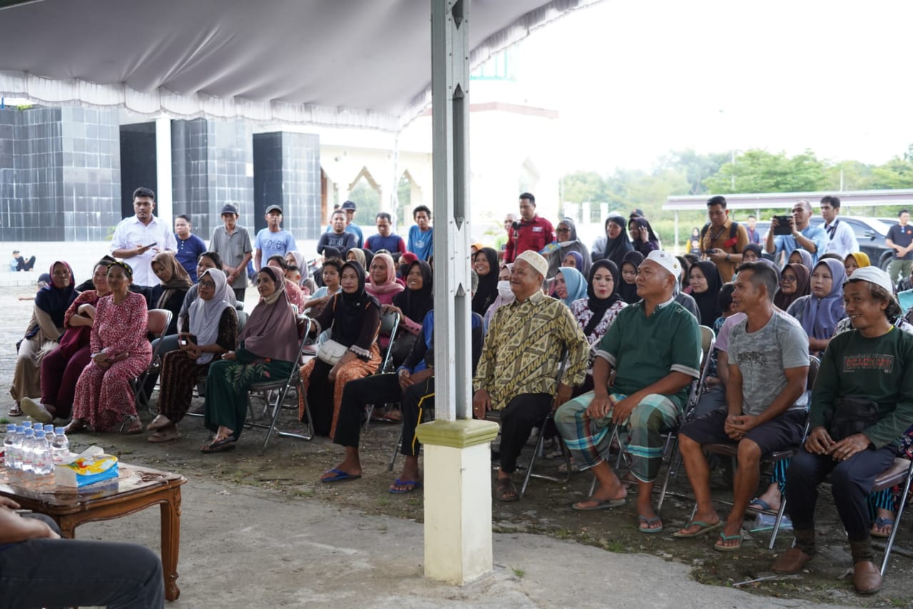 Sekda Nuryakin Buka Pasar Murah Sekaligus Menyerahkan Hewan Kurban Kepada Pemkab Murung Raya