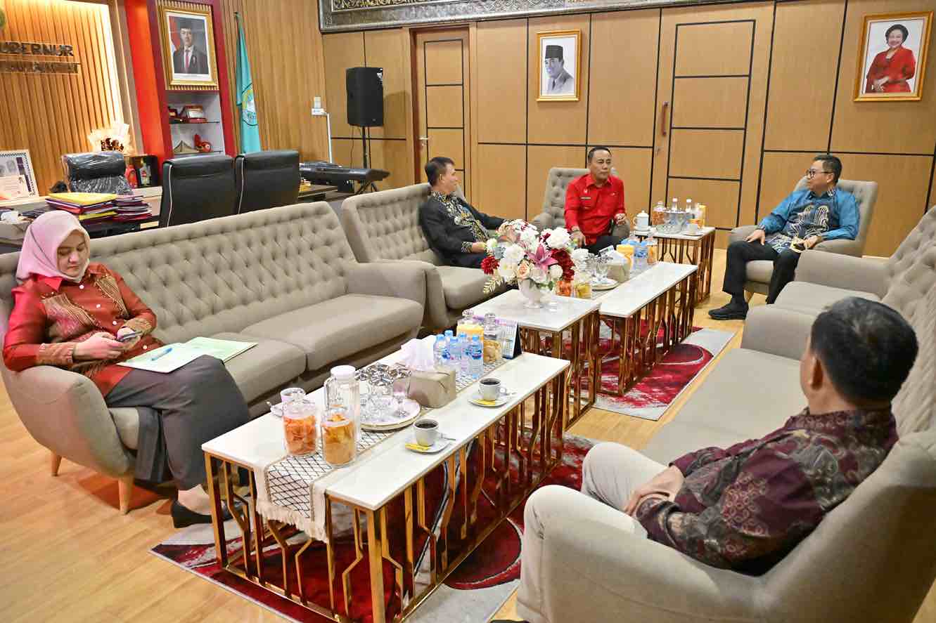 Plt. Sekda Prov. Kalteng Leonard S. Ampung Kunjungan Kerja ke Pemprov Kalbar