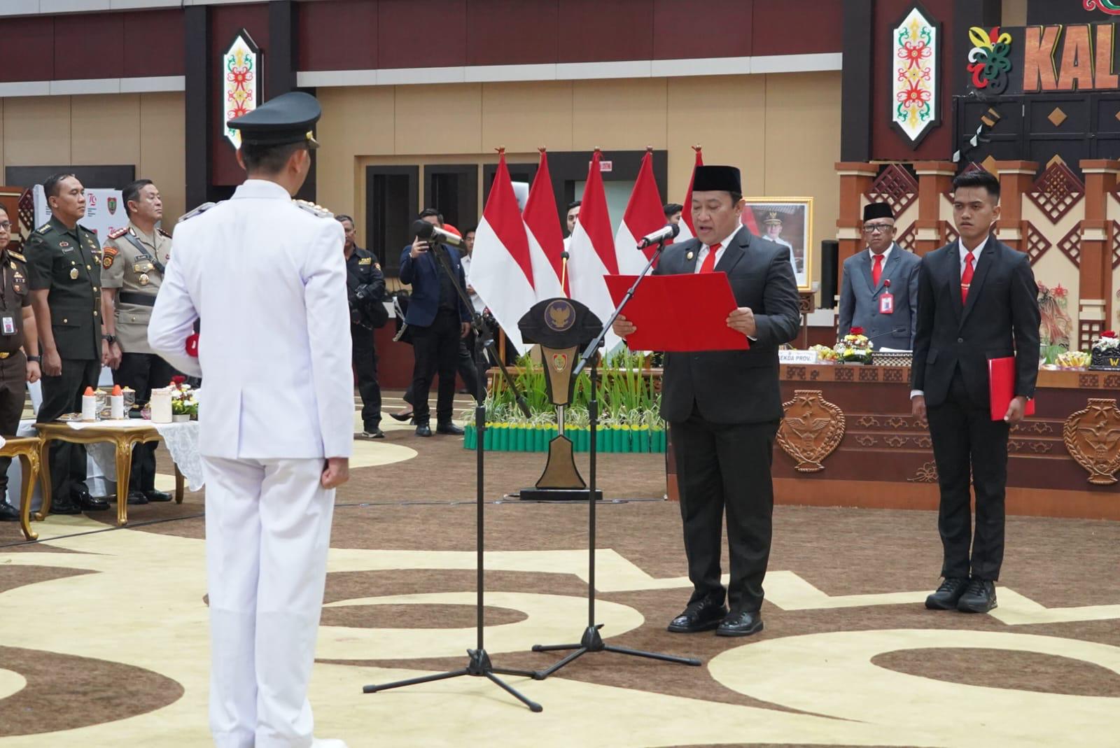 Wagub Kalteng Edy Pratowo Atas Nama Presiden Republik Indonesia Prabowo Subianto Lantik Pj. Wali Kota Palangka Raya