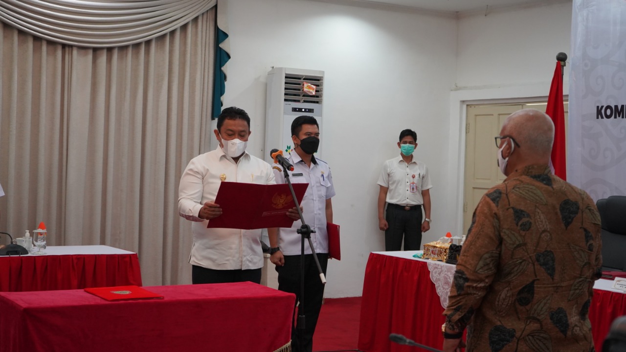 Wagub Kalteng H. Edy Pratowo Atas Nama Gubernur Kalteng H. Sugianto Sabran Resmi Lantik Komisaris Utama PT. Bank Kalteng Periode 2022-2026
