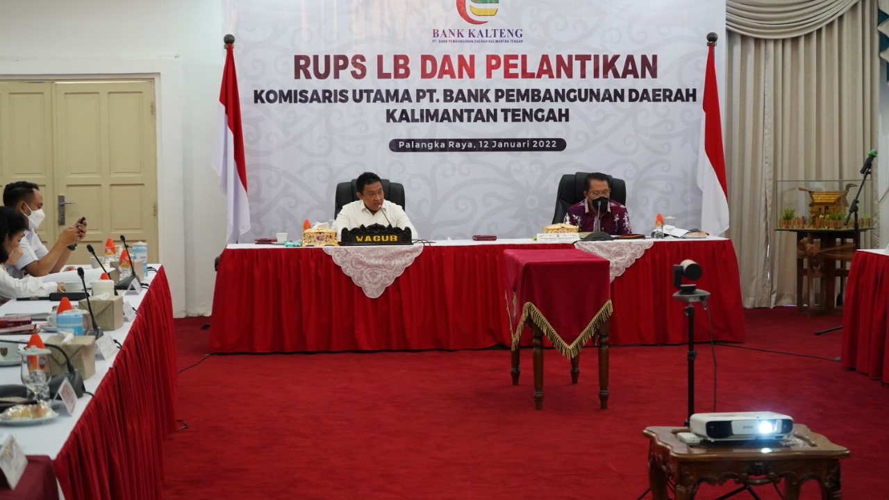 Wagub Kalteng H. Edy Pratowo Atas Nama Gubernur Kalteng H. Sugianto Sabran Resmi Lantik Komisaris Utama PT. Bank Kalteng Periode 2022-2026